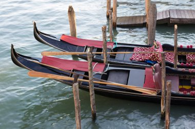 İki gondol Venedik kanalına