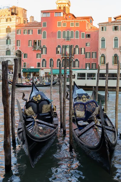 Duas Gôndolas Venezianas Itália — Fotografia de Stock