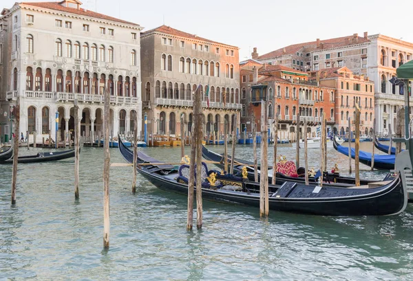 Gondol Venedik kanalına