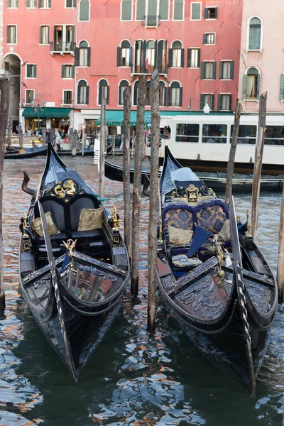 Gôndolas Venezianas Perto Canal Veneza Itália — Fotografia de Stock