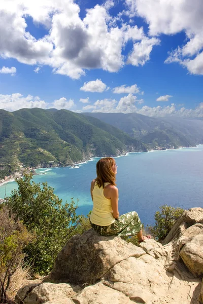 İtalyan sahili manzaralı üst tepede kızıl saçlı kız, L — Stok fotoğraf