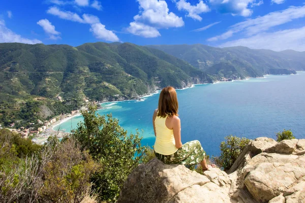 Kırmızı saçlı kız üst h İtalyan kıyısında aşağı tiksinen — Stok fotoğraf