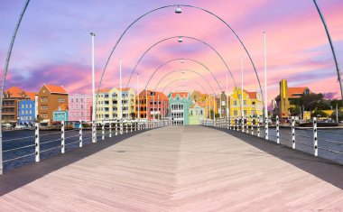 Willemstad Curacao, akşam saat pantoon köprü yüzer