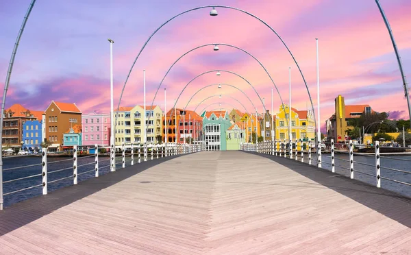 Plovoucí pantoon most v Willemstad, Curacao, večerní čas — Stock fotografie