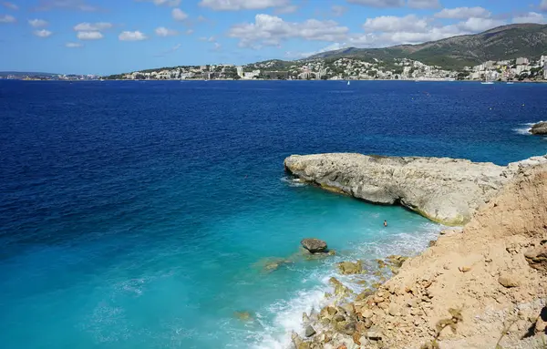 Vahşi kayalık plajda plaj ve turkuaz deniz suyu ile manzara — Stok fotoğraf