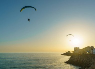 Günbatımında Cadiz 'de iki paraşütçü.