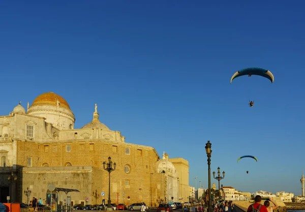 Paragliders in Cadiz sky, above promenade, old city centre on 28 — Stock Photo, Image