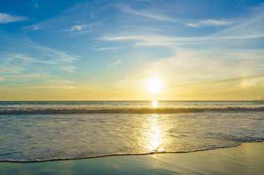 Santa Maria del Mar sahilinde gün batımı Cadiz, İspanya, Endülüs