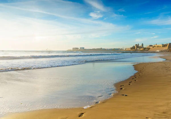 Сліди на піску на пляжі Санта Марія дель Мар у Кадісі, Сп. — стокове фото