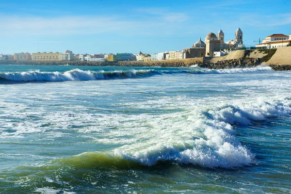 Морські хвилі в Кадісі (Іспанія). — стокове фото