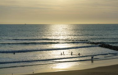Santa Maria del Mar sahilinde gün batımı Cadiz, Endülüs, İspanya