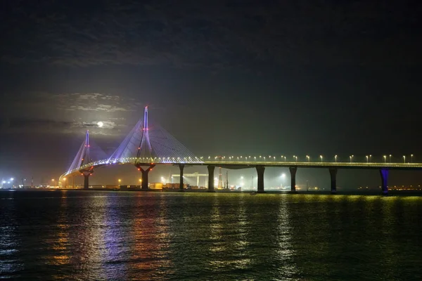 Nachtansicht der Verfassungsbrücke von 1912, cadiz, Spanien — Stockfoto