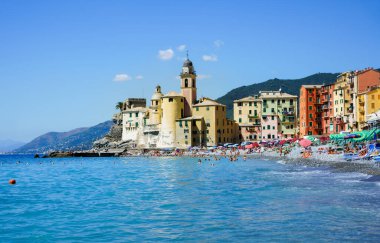                                İtalya 'nın Camogli kentindeki tarihi Camogli kasabasının panoramik manzarası ve Akdeniz kıyısındaki taş plajı