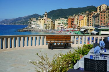                                Renkli Camogli plajına bakan restoran terası, Liguria, Cenova