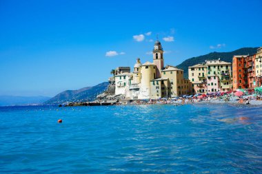                                İtalyan rivierası, Liguria 'daki Camogli köyünün renkli plaj manzarası - Cenova 