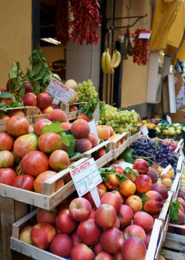                                Sokak pazarında mevsimlik meyveler