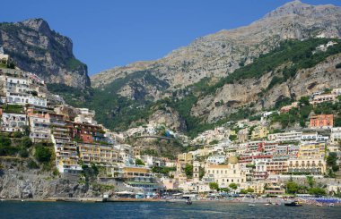                                İtalya 'nın Amalfi Sahili yakınlarındaki Positano köyü manzarası.