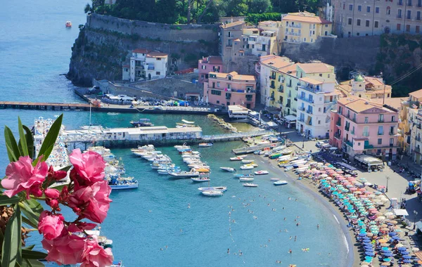 여름에 이탈리아의 아말피 해안을 소렌토 마을의 분홍빛 앞면에 — 스톡 사진