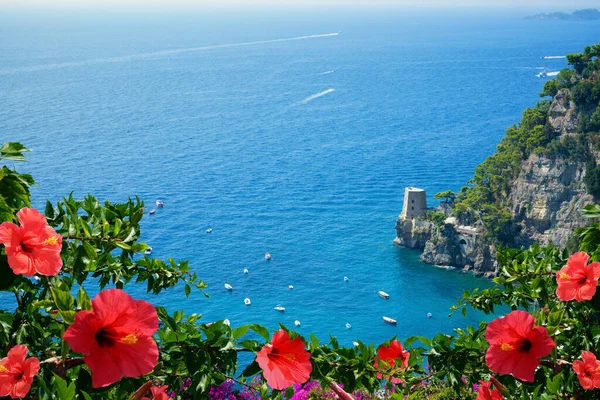 Czerwone Kwiaty Positano Port Amalfi Wybrzeża Tle — Zdjęcie stockowe