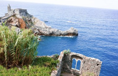 Porto Venere, İtalya 'daki antik şatonun kalıntıları. Aziz Peter Kilisesi arkada.