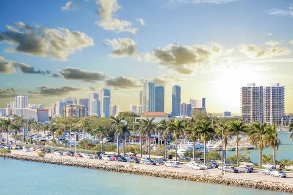 Florida, ABD kanalı boyunca Miami otoyolunda yoğun trafik var.