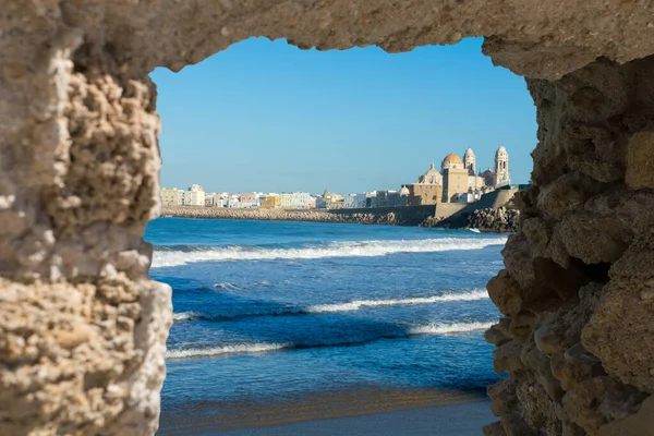 Vista Cádiz Cidade Histórica Velha Através Pedra Arruinada Parede Andaluzia — Fotografia de Stock