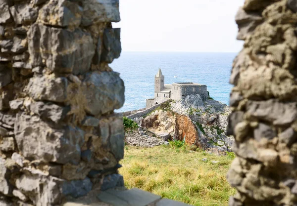 Vista Igreja São Pedro Porto Venere Através Janela Ruínas Itália — Fotografia de Stock