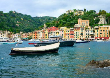                                  Güzel Portofino, tipik renkli binaları ve ünlü lüks limanı Portofino, Liguria, İtalya, Avrupa