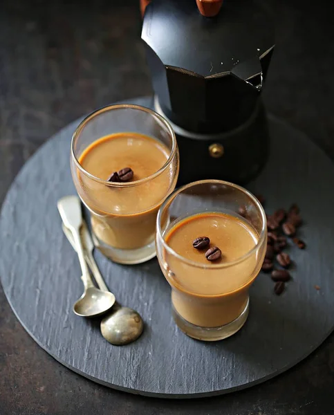 Kahve, Coffea bitkisinden gelen meyvelerin tohumları olan kavrulmuş kahve çekirdeklerinden hazırlanan demlenmiş bir içecektir. Coffea cinsi tropikal Afrika ve Madagaskar, Komorlar, Mauritius ve Runion Hint Okyanusu'nda yerli.