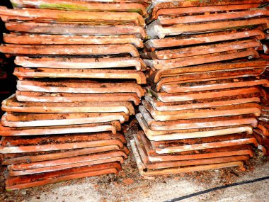 Bir atölye çatıdan kaldırıldı eski pişmiş toprak kiremit kaplı kir ve liken