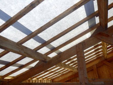 Sonra yeni su geçirmez membran ile donatılmış bir atölye çatı iç yapısı