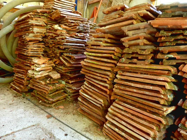 Bir atölye çatıdan kaldırıldı eski pişmiş toprak kiremit kaplı kir ve liken