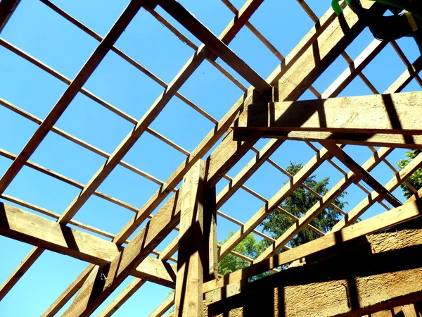 Eski çini kaldırdıktan sonra bir atölye çatı iç yapısı.