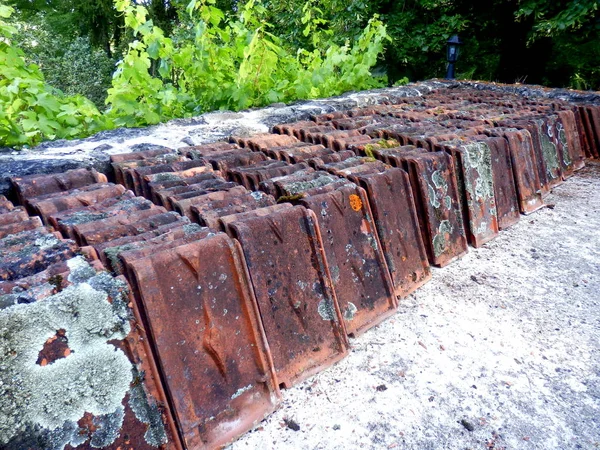 Vecchie Piastrelle Terracotta Rimosse Tetto Officina Ricoperte Sporcizia Licheni — Foto Stock