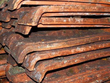 Bir atölye çatıdan kaldırıldı eski pişmiş toprak kiremit kaplı kir ve liken