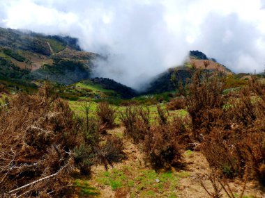 Madeira Adası yamaca gitmeye başlayan bulutlar aşağı