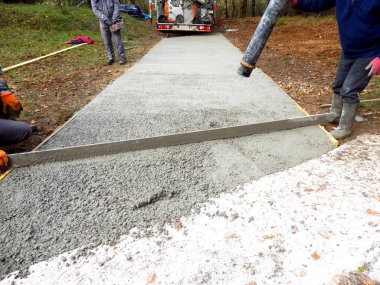 Çimento çimento kamyondan driveway dökülen işçi