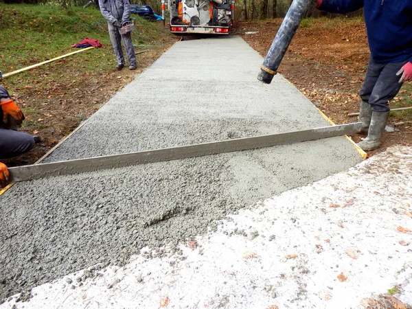 Munkavállaló Öntés Cement Műút Cement Tehergépkocsi — Stock Fotó