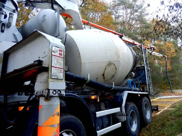 Cement Mixer Vrachtwagens Met Uitschuifbare Arm Positie Beginnen Met Het — Stockfoto