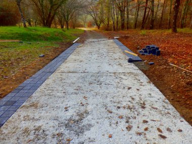 Pavoirs, kırsal kesimde yeni bir beton aracın kenarına yerleştirildi.