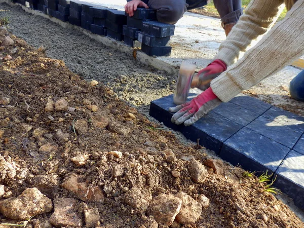 Trabalhadores Que Colocam Pavoirs Uma Base Cimento Lado Uma Calçada — Fotografia de Stock