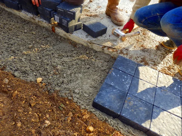 Şçiler Beton Bir Garaj Yolunun Kenarındaki Çimento Tabanına Pavoir Döşüyorlar — Stok fotoğraf