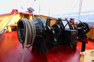 Römorkör vinci ve halatlar geminin pruvasına yerleştirildi.