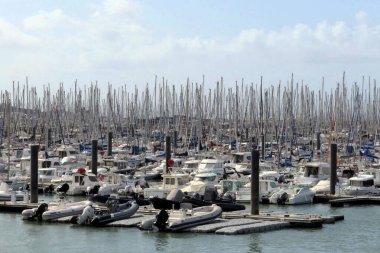 Fransa 'nın La Rochelle limanında demirlemiş yat, kruvazör ve botların görüntüsü.