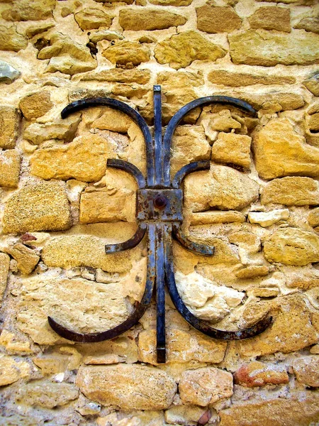 Fransız Ortaçağ Evinin Duvarında Dekoratif Metal Kravat Çubuğu Var — Stok fotoğraf