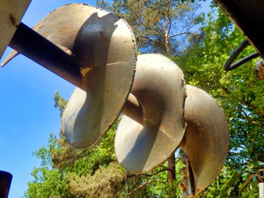 Mavi gökyüzüne karşı kurulmuş hidrolik bir sıkıcıya yakın.