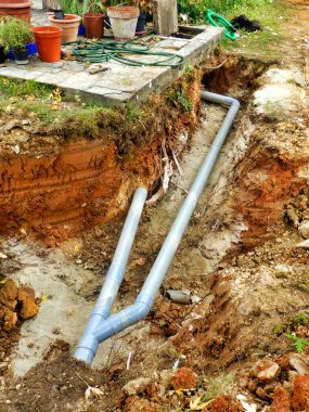 Yeni bir su filtresi sistemi için kum yatağına drenaj boruları kuruluyor.