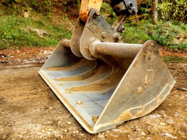 Kazıcı küreği temizleme alanı yeni bir sürücünün kurulumu için hazır.