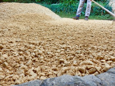 Eski sürücü yeni atımlarla kaplıdır (kum ve çakıl)