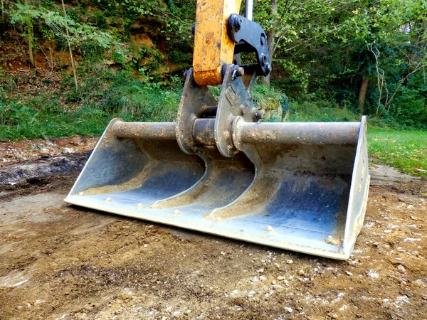 挖掘机铲平土地准备安装新的驱动装置 — 图库照片
